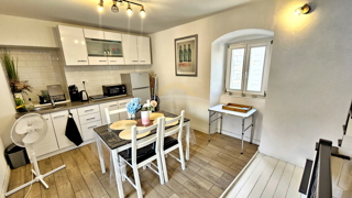 Casa in pietra ristrutturata nella parte vecchia di Trogir su 5 piani